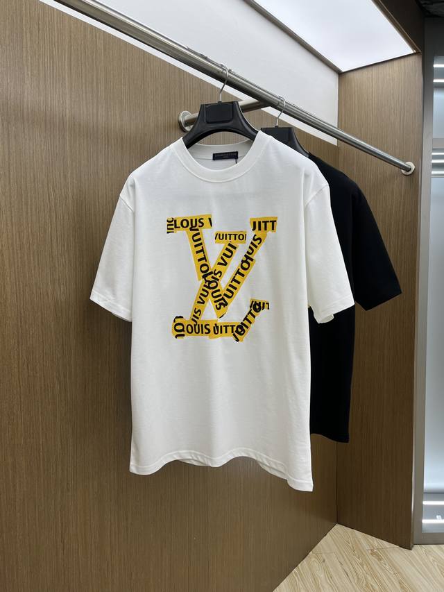 Lv 独家首发 2025早春最新品，专柜同步有售，原单狠货，时尚休闲圆领短袖T恤，上身舒适！吸睛而有亮点，采用进口原版面料，顶级印花刺绣工艺字母图案Logo，简