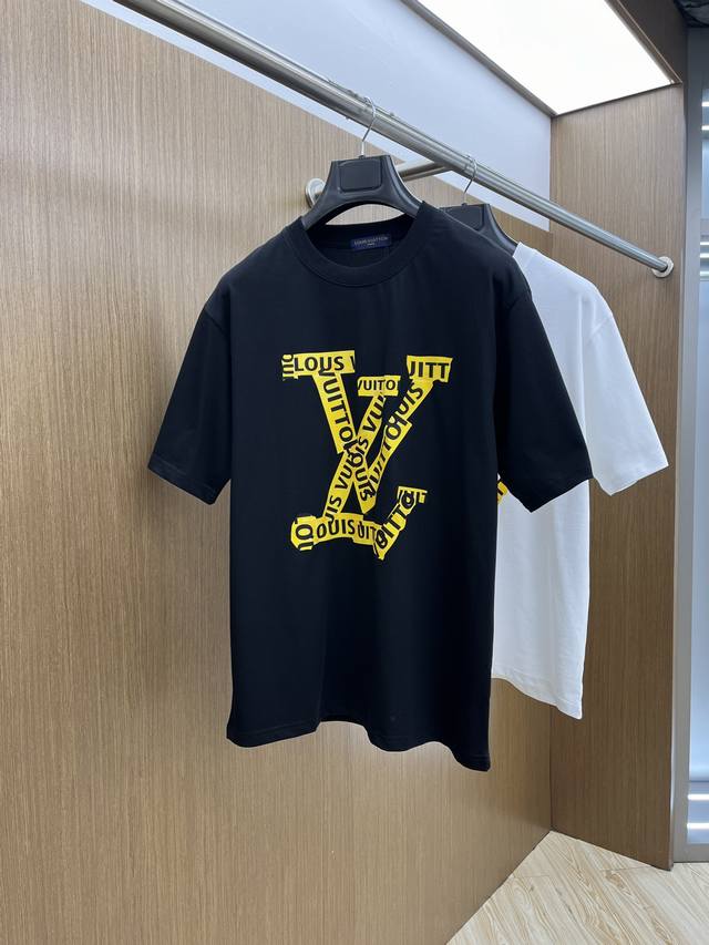Lv 独家首发 2025早春最新品，专柜同步有售，原单狠货，时尚休闲圆领短袖T恤，上身舒适！吸睛而有亮点，采用进口原版面料，顶级印花刺绣工艺字母图案Logo，简