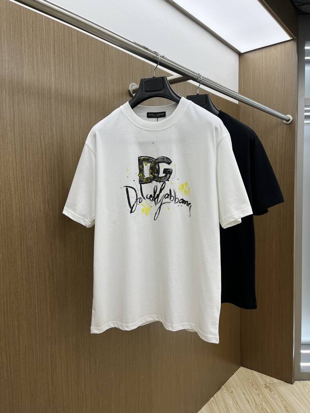 Dg 独家首发 2025早春最新品，专柜同步有售，原单狠货，时尚休闲圆领短袖T恤，上身舒适！吸睛而有亮点，采用进口原版面料，顶级印花刺绣工艺字母图案Logo，简