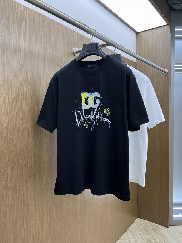 Dg 独家首发 2025早春最新品，专柜同步有售，原单狠货，时尚休闲圆领短袖T恤，上身舒适！吸睛而有亮点，采用进口原版面料，顶级印花刺绣工艺字母图案Logo，简