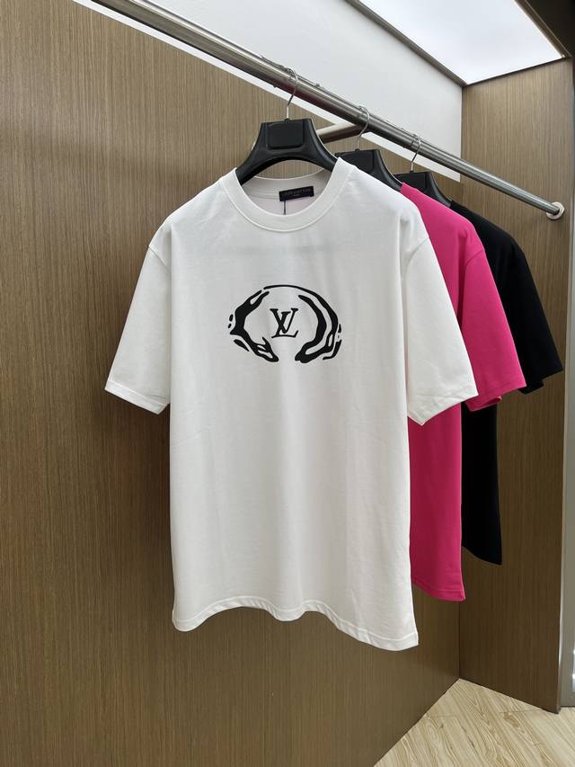Lv 独家首发 2025早春最新品，专柜同步有售，原单狠货，时尚休闲圆领短袖T恤，上身舒适！吸睛而有亮点，采用进口原版面料，顶级印花刺绣工艺字母图案Logo，简