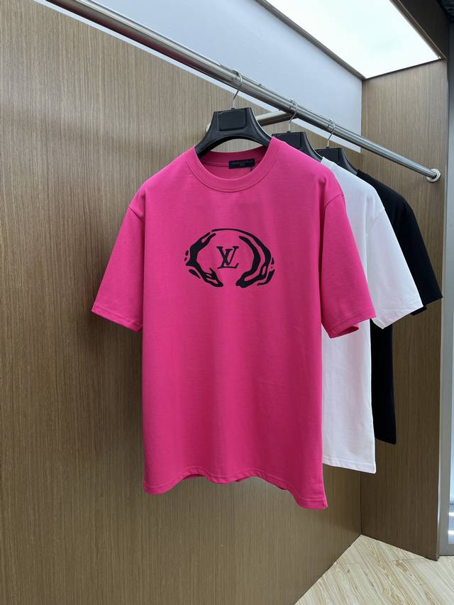 Lv 独家首发 2025早春最新品，专柜同步有售，原单狠货，时尚休闲圆领短袖T恤，上身舒适！吸睛而有亮点，采用进口原版面料，顶级印花刺绣工艺字母图案Logo，简