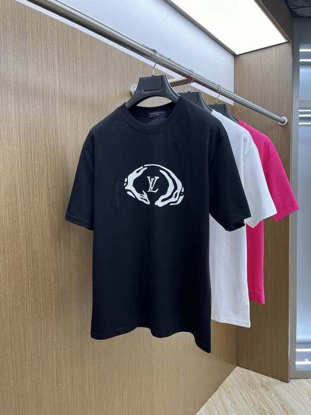 Lv 独家首发 2025早春最新品，专柜同步有售，原单狠货，时尚休闲圆领短袖T恤，上身舒适！吸睛而有亮点，采用进口原版面料，顶级印花刺绣工艺字母图案Logo，简