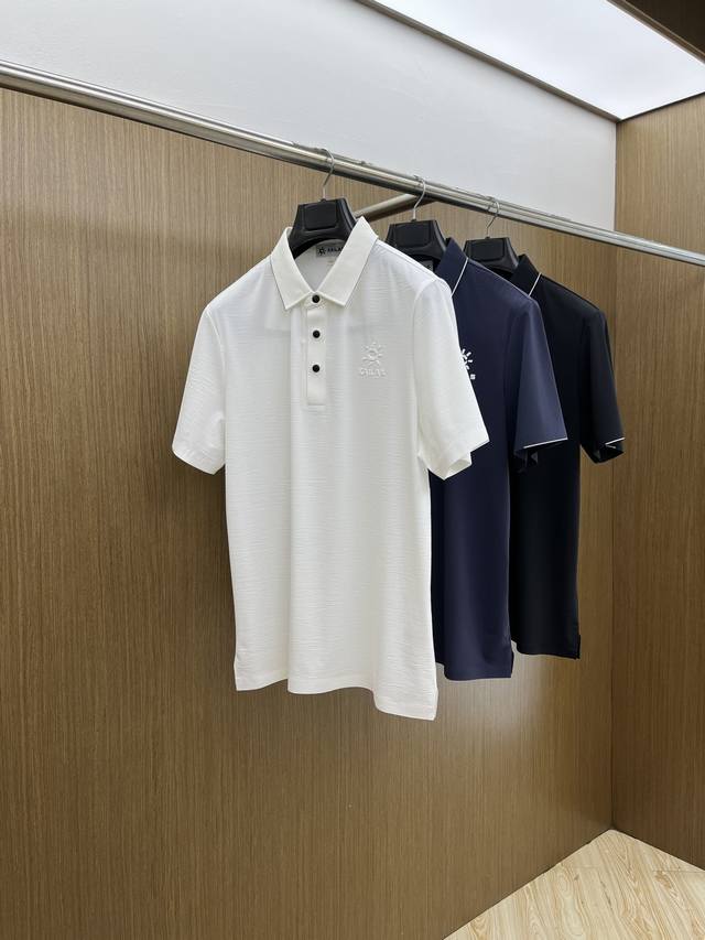 新品 Kai 2540春夏新品细纹珠地商务Polo，极简的衣身造型！ 顶级针织棉质混纺质地 整体的触感极为舒适，弹力十足亲肤效果高级，经典时尚翻领 Polo衫短