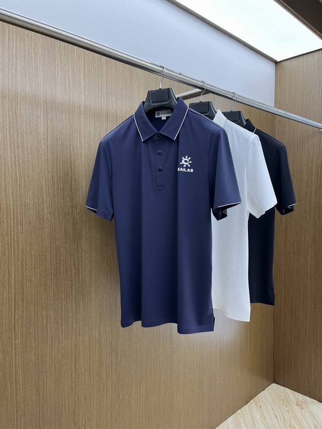 新品 Kai 2540春夏新品细纹珠地商务Polo，极简的衣身造型！ 顶级针织棉质混纺质地 整体的触感极为舒适，弹力十足亲肤效果高级，经典时尚翻领 Polo衫短