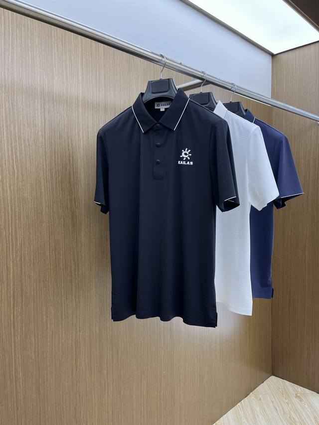 新品 Kai 2540春夏新品细纹珠地商务Polo，极简的衣身造型！ 顶级针织棉质混纺质地 整体的触感极为舒适，弹力十足亲肤效果高级，经典时尚翻领 Polo衫短
