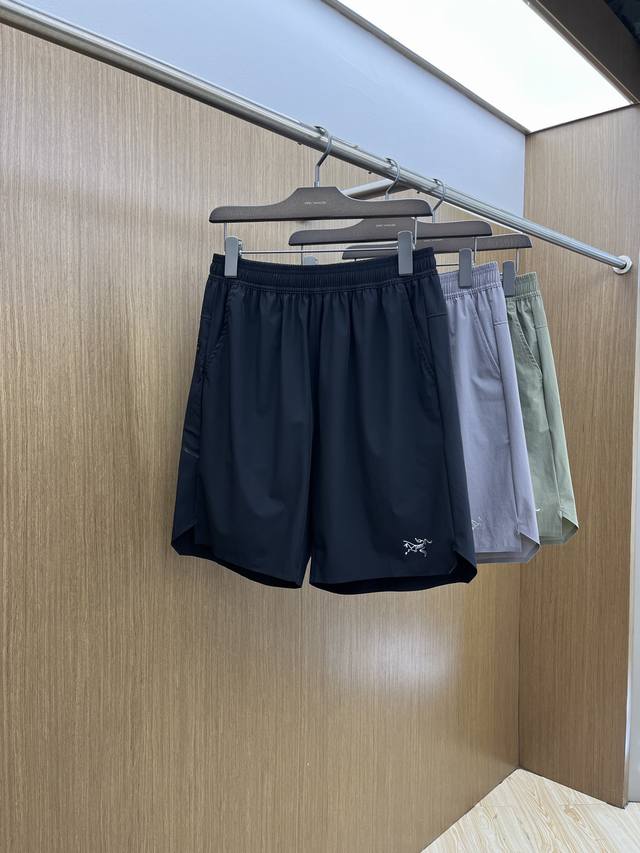 Arc Ss春夏新款休闲短裤 品牌经典系列 休闲运动皆可 速干面料 舒适度极好，透气舒适。608辨识度极高 Fxz定制进口面料 色泽清新 做工精细。 码数：M-