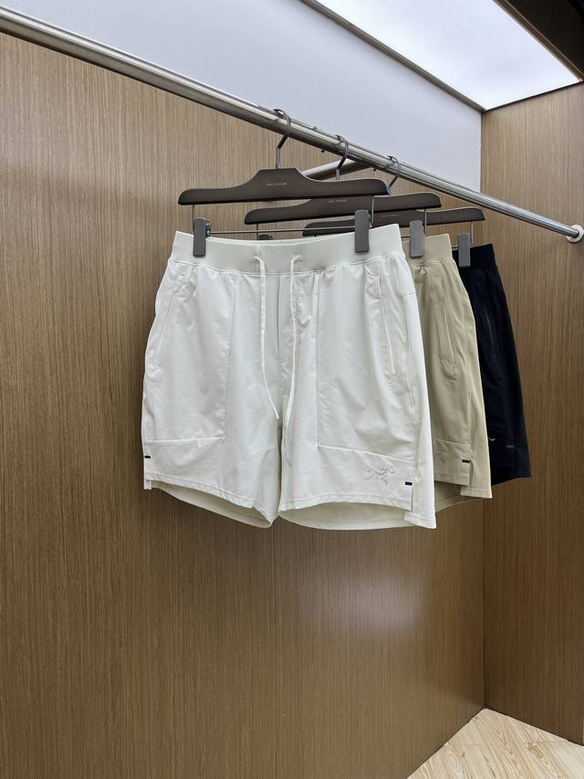 Arc Ss春夏新款休闲短裤 品牌经典系列 休闲运动皆可 速干面料 舒适度极好，透气舒适。608辨识度极高 Fxz定制进口面料 色泽清新 做工精细。 码数：M-