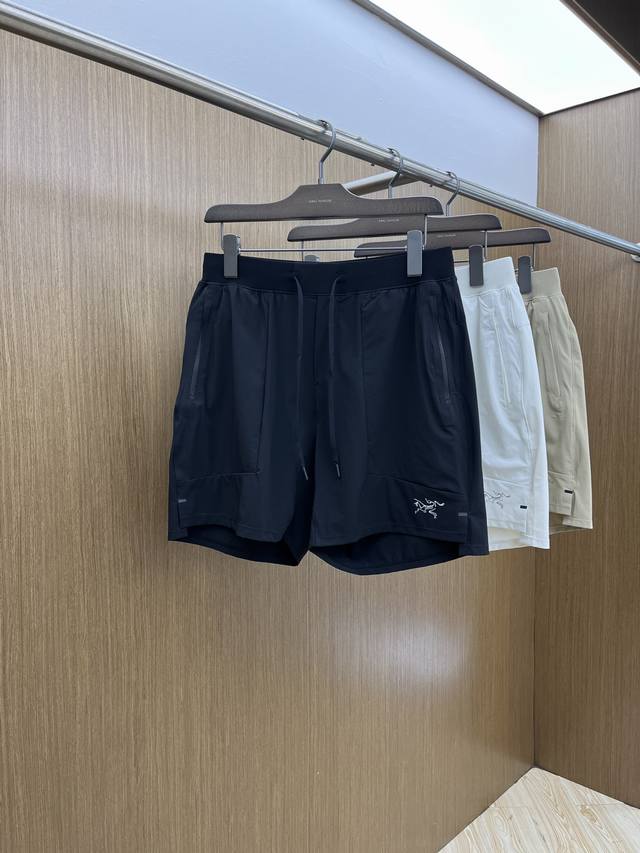 Arc Ss春夏新款休闲短裤 品牌经典系列 休闲运动皆可 速干面料 舒适度极好，透气舒适。608辨识度极高 Fxz定制进口面料 色泽清新 做工精细。 码数：M-