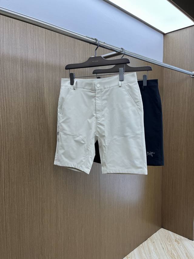 Arc Ss春夏新款休闲短裤 品牌经典系列 休闲运动皆可 速干面料 舒适度极好，透气舒适。608辨识度极高 Fxz定制进口面料 色泽清新 做工精细。 码数：M-