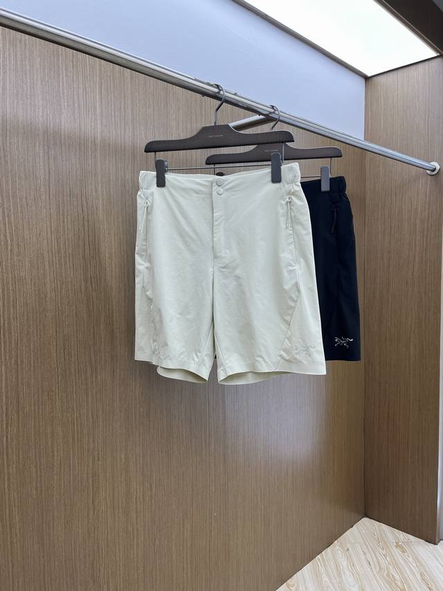Arc Ss春夏新款休闲短裤 品牌经典系列 休闲运动皆可 速干面料 舒适度极好，透气舒适。608辨识度极高 Fxz定制进口面料 色泽清新 做工精细。 码数：M-