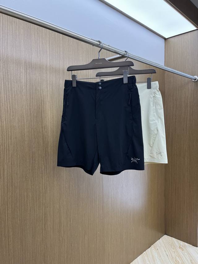 Arc Ss春夏新款休闲短裤 品牌经典系列 休闲运动皆可 速干面料 舒适度极好，透气舒适。608辨识度极高 Fxz定制进口面料 色泽清新 做工精细。 码数：M-