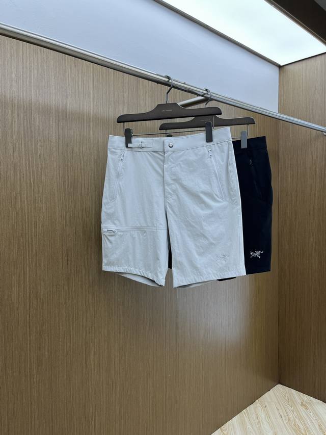 Arc Ss春夏新款休闲短裤 品牌经典系列 休闲运动皆可 速干面料 舒适度极好，透气舒适。608辨识度极高 Fxz定制进口面料 色泽清新 做工精细。 码数：M-