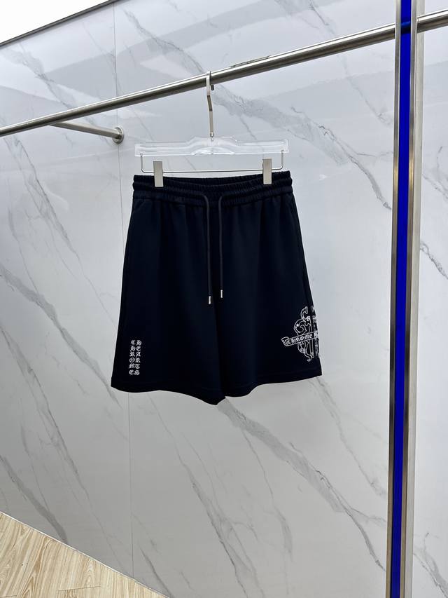 Ch*克罗心 2025春夏新款男士休闲抽绳短裤 高端货简洁时尚大方 简洁利落又清爽 品质做工细节经得起任何形式检验，简约大方百搭款 上身优雅帅气，焕然一新的即视