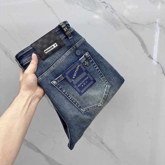Lv*路易威登 高端定制、2025早春最新款牛仔裤 柜台同步发售 原版定制复刻 客供五金辅料 原单品质 进口固色牛仔面料 重工洗水 做工走线精细 上身绝佳！优选