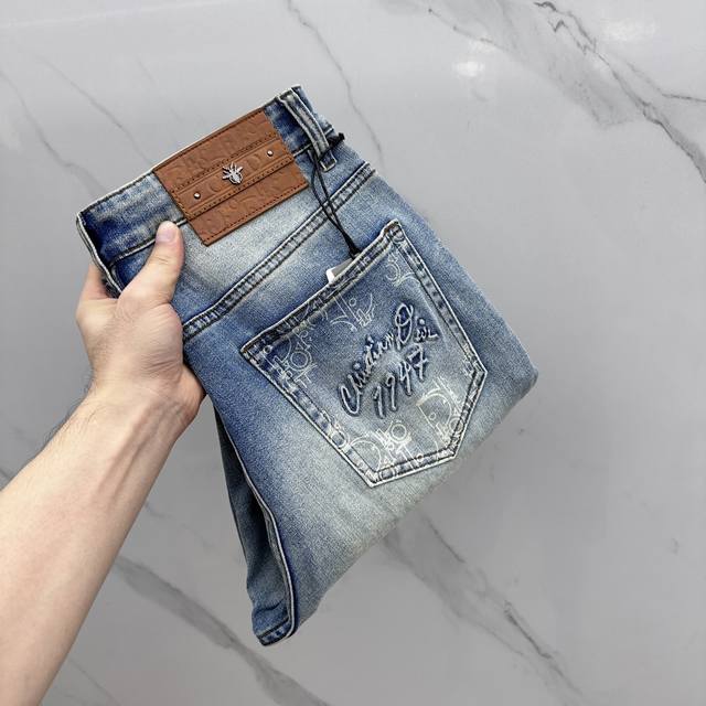 Dior*迪奥 高端定制、2025早春最新款牛仔裤 柜台同步发售 原版定制复刻 客供五金辅料 原单品质 进口固色牛仔面料 重工洗水 做工走线精细 上身绝佳！优选