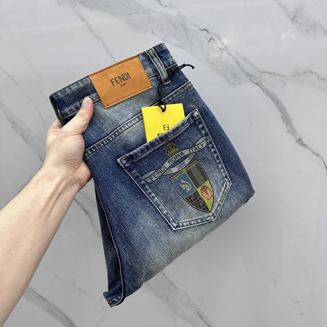 Fendi*芬迪 高端定制、2025早春最新款牛仔裤 柜台同步发售 原版定制复刻 客供五金辅料 原单品质 进口固色牛仔面料 重工洗水 做工走线精细 上身绝佳！优