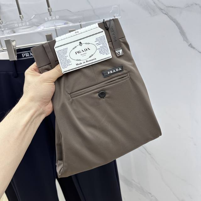 Prada 普拉达 2025春夏新品休闲裤西裤，官网同步发售，裤身工艺设计，进口客供辅料、面料丝滑垂感强，代工厂P出品免检！每个细节做到极致，原版五金配件，潮范