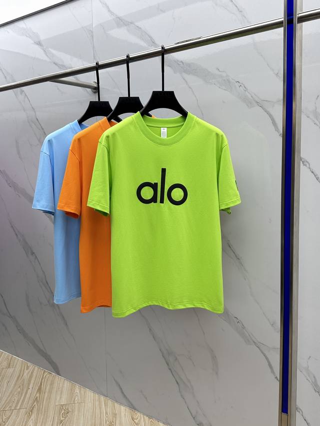 Alo 2025春夏新款首发专柜最新款短袖圆领T恤 高端订制 设计前卫时尚！品牌Logo重工艺设计 高端长绒棉面料.手感柔软.穿着舒适.专柜级别精致车线.做工精