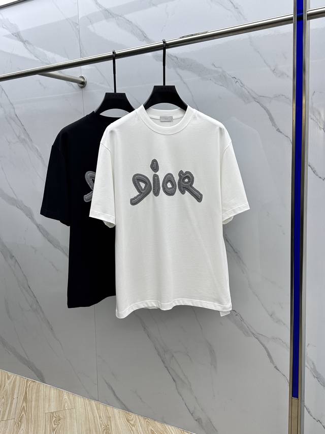 Dior*迪奥 2025Fw春夏新品圆领打底外穿T恤，立体感Logo微廓形半袖纯棉打底，手感面糯有骨感，柔而有韧性。工艺处理，韧性和抗皱性能得到大幅度提高。微廓