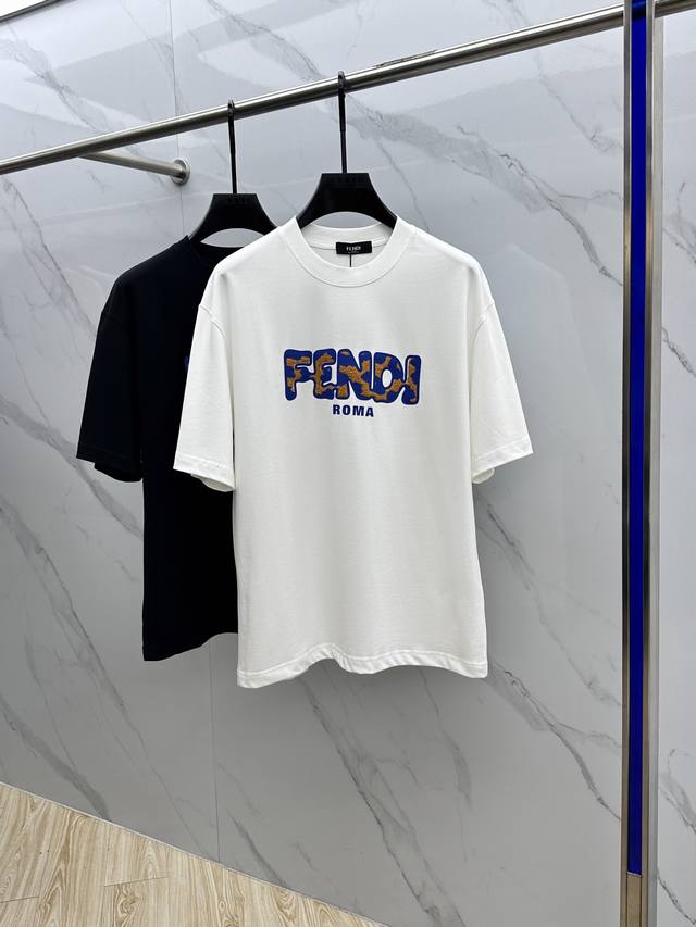 Fendi*芬迪 2025Fw春夏新品圆领打底外穿T恤，立体感Logo常规半袖纯棉打底T恤，棉，手感面糯有骨感，柔而有韧性。工艺处理，韧性和抗皱性能得到大幅度提