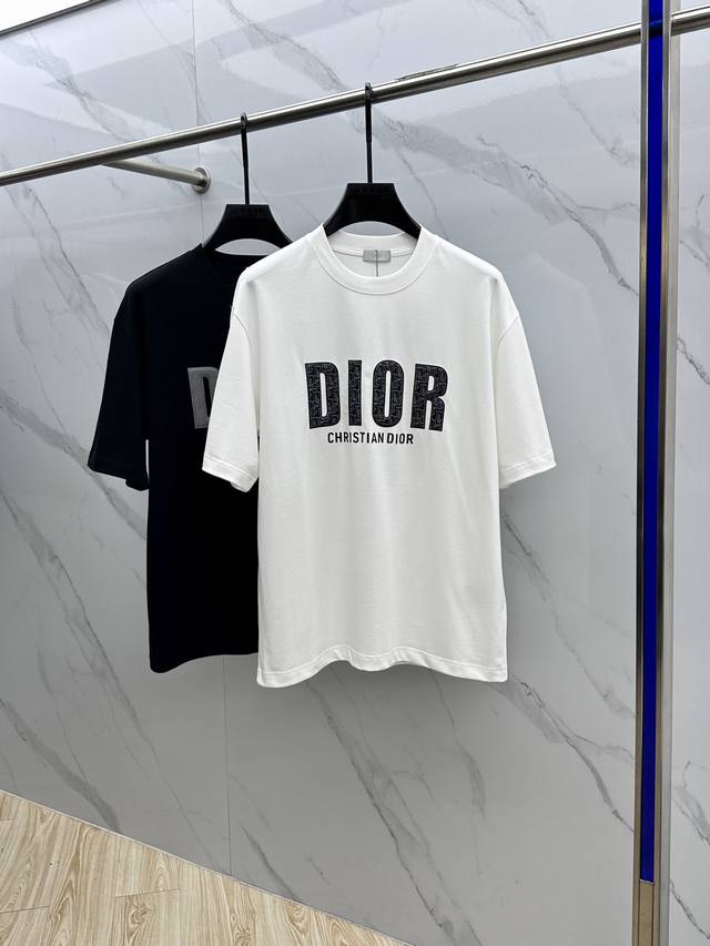 Christian Dior*迪奥 2025Fw春夏新品圆领打底外穿T恤，立体感Logo常规半袖纯棉打底T恤，棉，手感面糯有骨感，柔而有韧性。工艺处理，韧性和抗