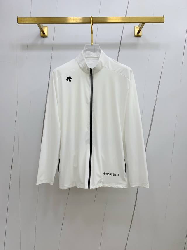 新品 迪桑特渠道精品.2025Ss春夏新款运动服夹克防晒服外套！防晒衣经典之余增添了与时俱进的时尚感,型男靓女的最佳选择.新型轻量绢丝纤维尼龙面料,轻盈透气,绗