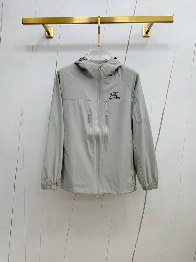 新品 始祖鸟渠道精品.2025Ss春夏新款运动服夹克防晒服外套！防晒衣经典之余增添了与时俱进的时尚感,型男靓女的最佳选择.新型轻量绢丝纤维尼龙面料,轻盈透气,绗