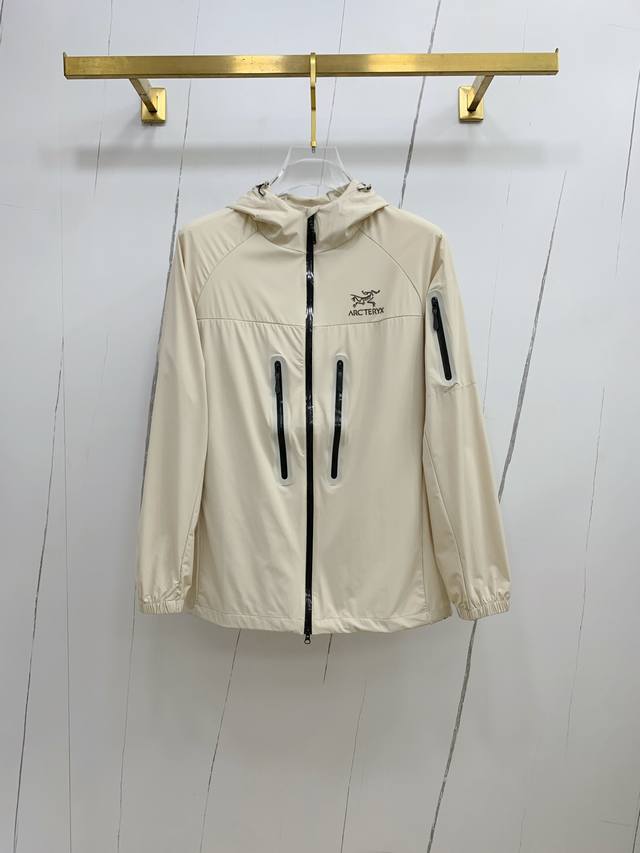 新品 始祖鸟渠道精品.2025Ss春夏新款运动服夹克防晒服外套！防晒衣经典之余增添了与时俱进的时尚感,型男靓女的最佳选择.新型轻量绢丝纤维尼龙面料,轻盈透气,绗