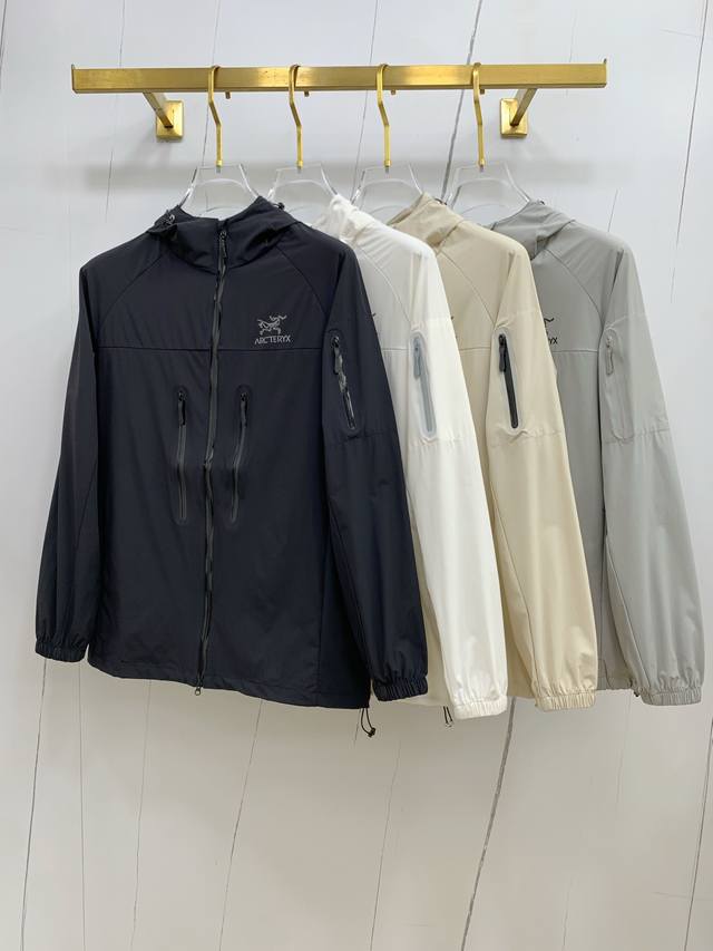 新品 始祖鸟渠道精品.2025Ss春夏新款运动服夹克防晒服外套！防晒衣经典之余增添了与时俱进的时尚感,型男靓女的最佳选择.新型轻量绢丝纤维尼龙面料,轻盈透气,绗