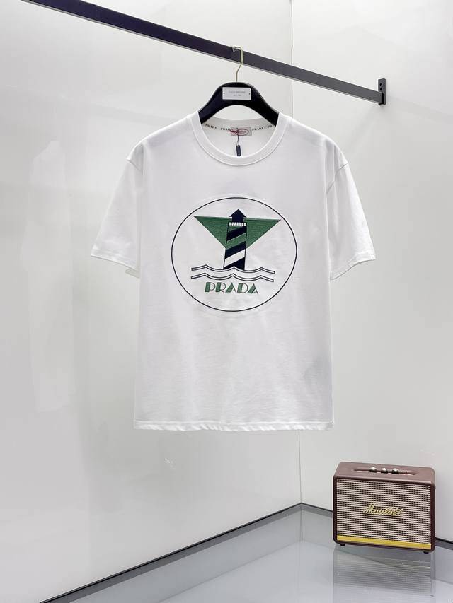 普拉达2025夏季新款短袖T恤，个性艺术系列全网独家首发 百搭款细节处理完美纯棉面料十分精致 原版面料 网红明星同款高版本 高品质手感非常舒服 时尚又个性 超级