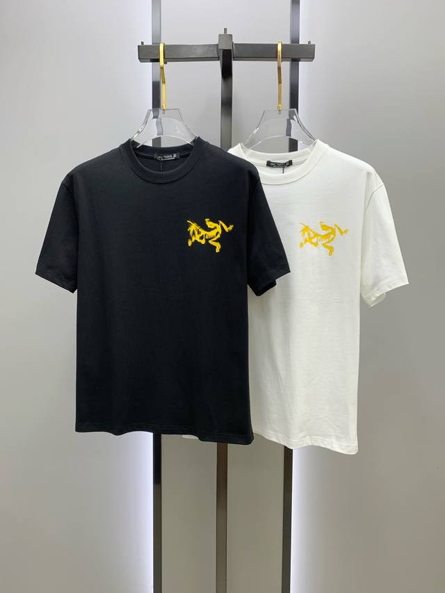 Ss始祖鸟纯棉最新面料经典标识图案Logo时尚简约潮流短袖，最顶级的品质专柜原单短袖，顶级制作工艺进口面料，专柜款独特设计，采用进口高端订制面料。官网在售！面料