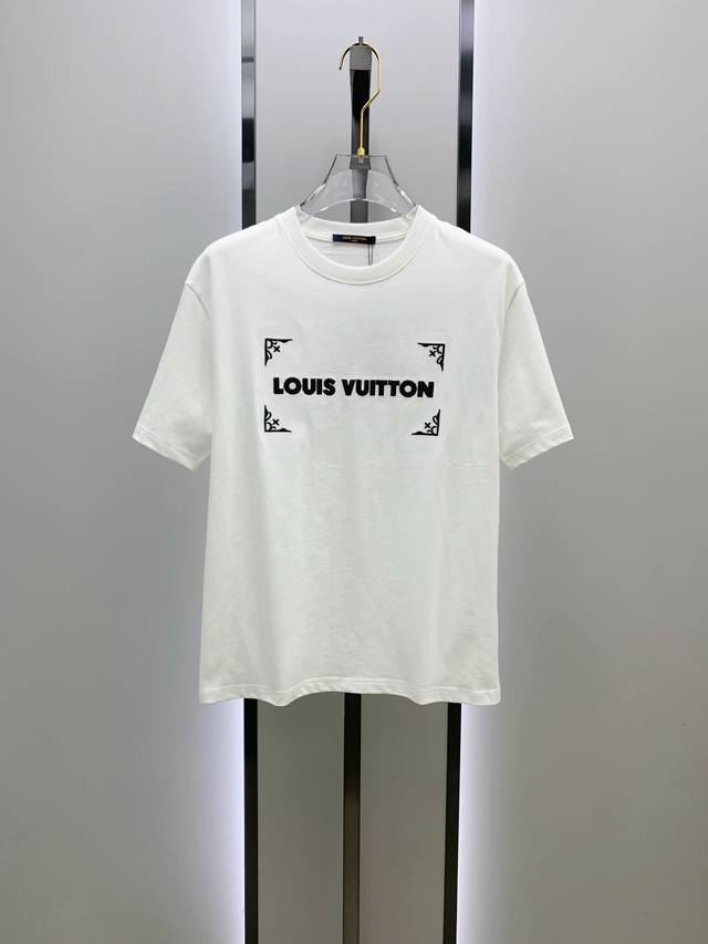 Sslv纯棉最新面料经典标识图案Logo时尚简约潮流短袖，最顶级的品质专柜原单短袖，顶级制作工艺进口面料，专柜款独特设计，采用进口高端订制面料。官网在售！面料版