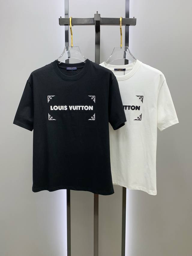 Sslv纯棉最新面料经典标识图案Logo时尚简约潮流短袖，最顶级的品质专柜原单短袖，顶级制作工艺进口面料，专柜款独特设计，采用进口高端订制面料。官网在售！面料版