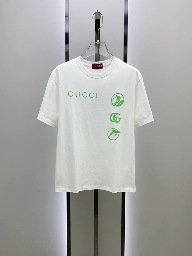 Ss古驰纯棉最新面料经典标识图案Logo时尚简约潮流短袖，最顶级的品质专柜原单短袖，顶级制作工艺进口面料，专柜款独特设计，采用进口高端订制面料。官网在售！面料版