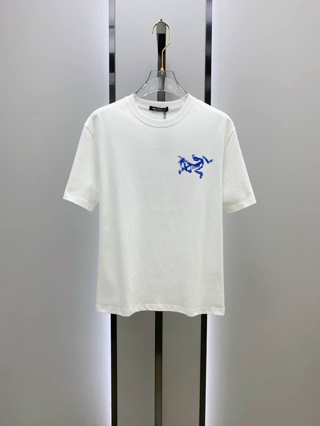 Ss始祖鸟纯棉最新面料经典标识图案Logo时尚简约潮流短袖，最顶级的品质专柜原单短袖，顶级制作工艺进口面料，专柜款独特设计，采用进口高端订制面料。官网在售！面料