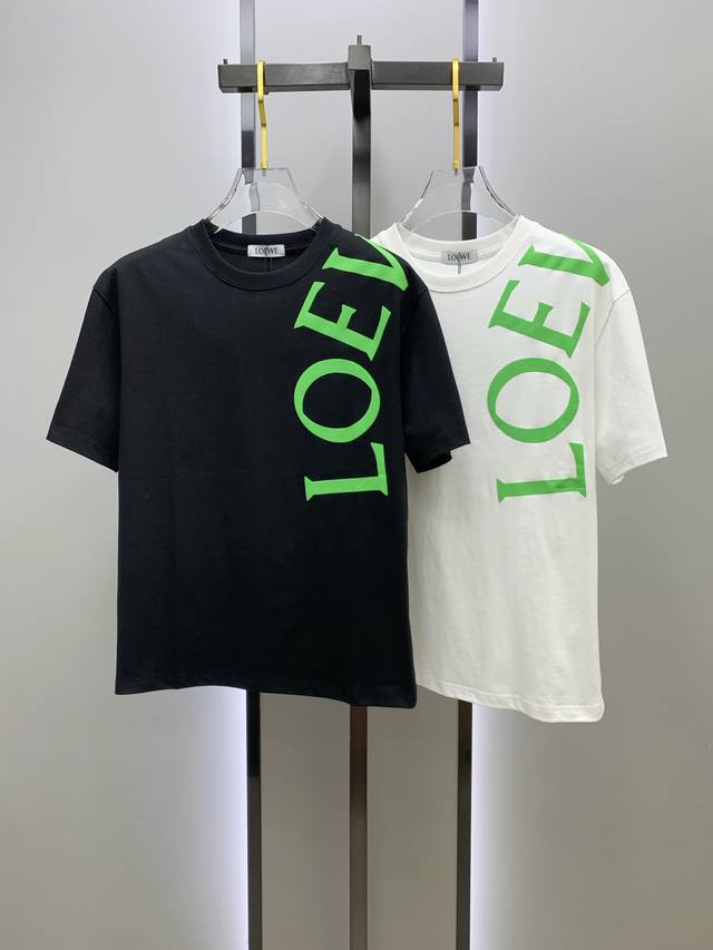 Ss罗意威纯棉最新面料经典标识图案Logo时尚简约潮流短袖，最顶级的品质专柜原单短袖，顶级制作工艺进口面料，专柜款独特设计，采用进口高端订制面料。官网在售！面料