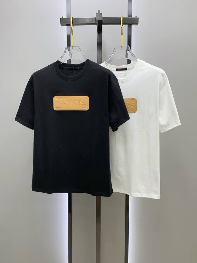 Sslv纯棉最新面料经典标识图案Logo时尚简约潮流短袖，最顶级的品质专柜原单短袖，顶级制作工艺进口面料，专柜款独特设计，采用进口高端订制面料。官网在售！面料版