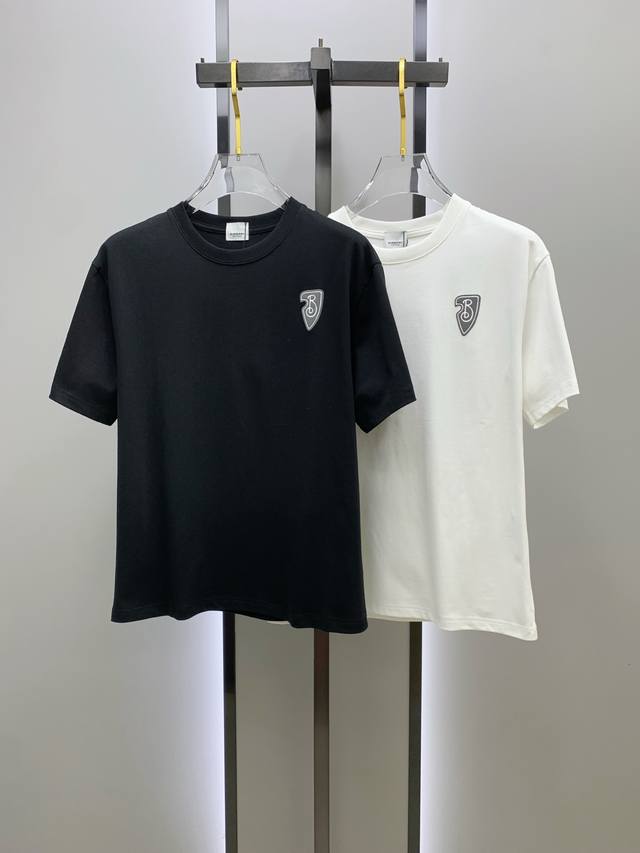 Ss巴宝莉纯棉最新面料经典标识图案Logo时尚简约潮流短袖，最顶级的品质专柜原单短袖，顶级制作工艺进口面料，专柜款独特设计，采用进口高端订制面料。官网在售！面料