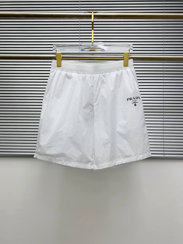 普拉达2025春夏新款休闲短裤！官网同步发售。定制品牌经典Logo，定制面料，舒适度极好，手触感强烈。辨识度极高，完美品相工艺。 尺码：S-Xl