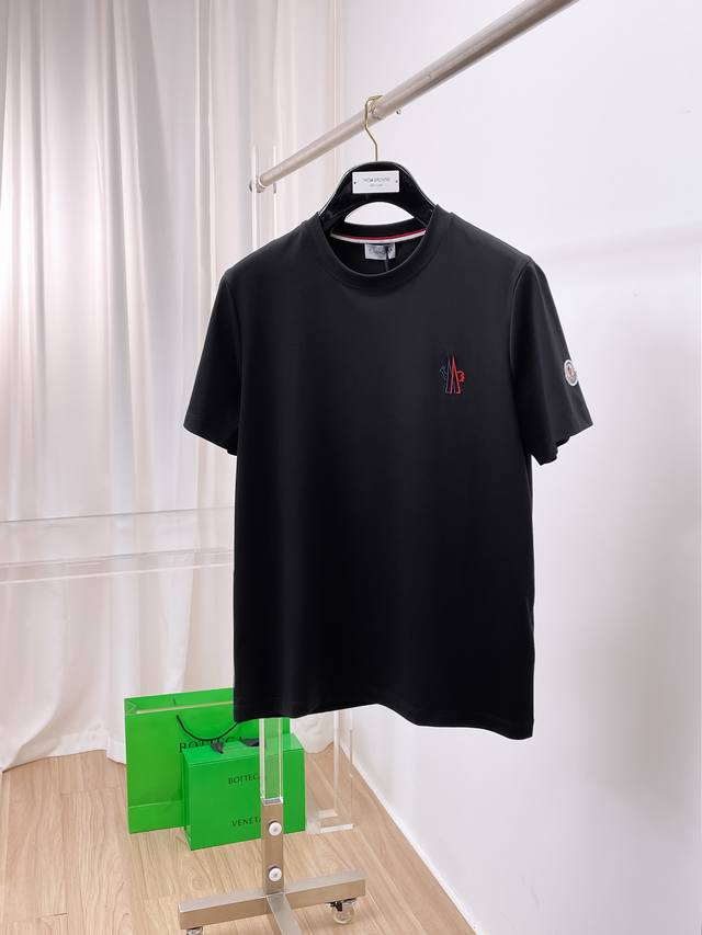 蒙口 2025春夏新款首发专柜最新款圆领短袖 高端订制 设计前卫时尚！品牌Logo重工艺设计 高端定制100支双面丝光棉面料.手感柔软.穿着舒适.专柜级别精致车