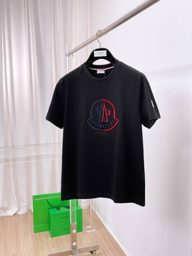 蒙口 2025春夏新款首发专柜最新款圆领短袖 高端订制 设计前卫时尚！品牌Logo重工艺设计 高端定制100支双面丝光棉面料.手感柔软.穿着舒适.专柜级别精致车