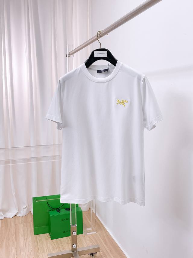 始祖鸟 2025春夏新款首发专柜最新款圆领短袖 高端订制 设计前卫时尚！品牌Logo重工艺设计 高端定制100支双面丝光棉面料.手感柔软.穿着舒适.专柜级别精致
