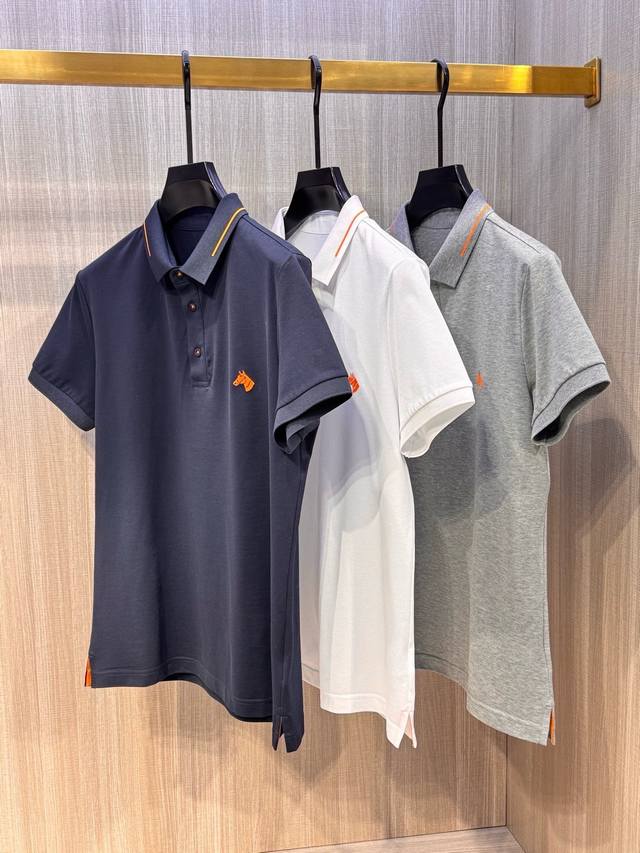 型号Hs051#，爱马家 2025春夏最新马头绣标男士翻领T恤，轻盈商务风Polo衫，简约百搭，不挑人穿，胸前极具代表性的桔色马头图案，采用高端3D立体刺绣工艺