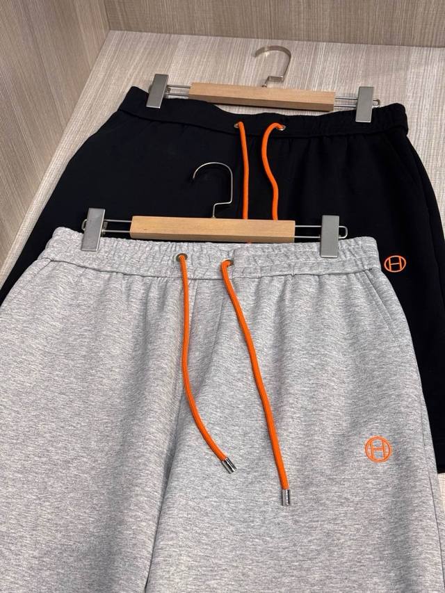 型号Hs015#，爱马家 2025春夏最新马具贴皮绣男士棉质休闲短裤，又有点运动短裤的味道，穿着比较随性百搭，合体剪裁，简单大方，整体干净利落，不做作不浮夸；抽