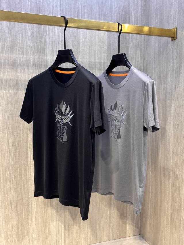 型号Hs006#，爱马家 2025春夏最新墨镜马头贴皮绣男士圆领T恤衫，胸前极具代表性的潮酷马头图案，采用高端重工的激光贴皮 采用进口水洗小羊皮制作，很柔软很细