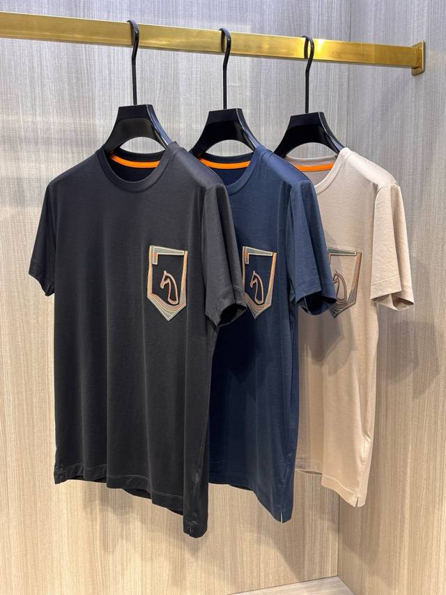 型号Hs023#，爱马家 2025春夏最新马头贴皮徽标男士圆领T恤衫，传统大众的基础款型，不挑人穿，胸前极具代表性的马头图案，采用高端重工的激光贴皮绣工艺 进口