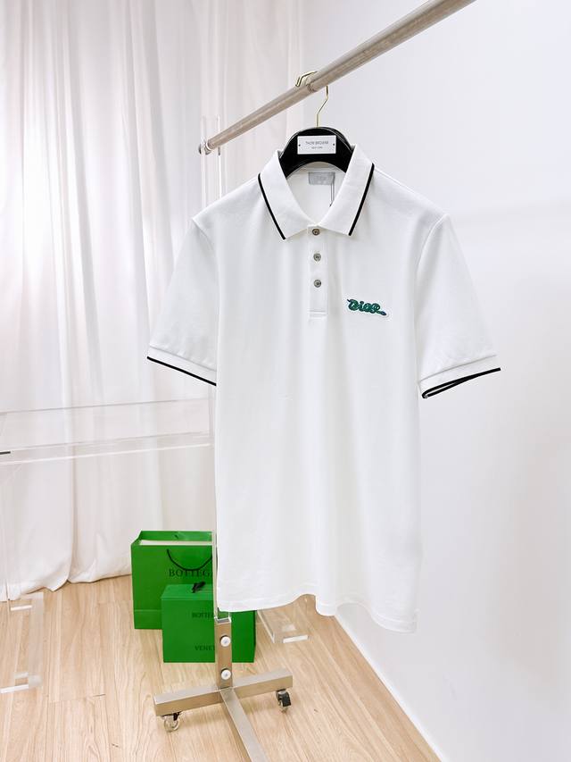 迪奥 2025春夏新款男士短袖Polo衫，品牌最新设计元素！既不单调也不复杂,恰到好处的展现品味！客供顶级定制珠地棉面料！舒适吸汗透气根本不在话下,面料独具的高