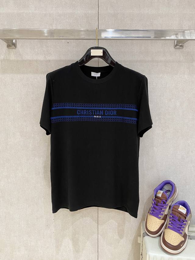 Dior 迪奥独家专供新款原单男士休闲短袖 高端定制 高版本 时尚百搭爆款进口面料 手感超柔软细腻 穿着亲肤舒适 高端精品 代工厂P精细做工 上身非常赞 男士必