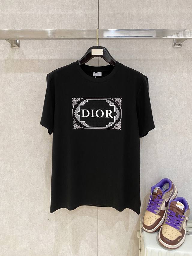 Dior 迪奥独家专供新款原单男士休闲短袖 高端定制 高版本 时尚百搭爆款进口面料 手感超柔软细腻 穿着亲肤舒适 高端精品 代工厂P精细做工 上身非常赞 男士必